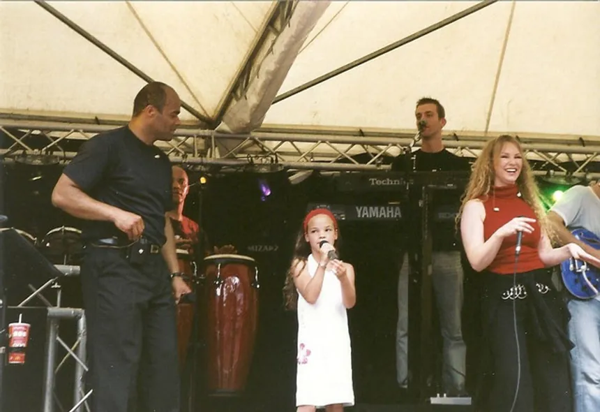 Nika als kind, jaren geleden al zingend met de band
